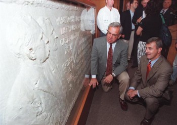 BRUCE ALLEN/AFP/GETTY IMAGES Boston Mayor Thomas Menino (left) and Massachusetts Governor Paul Cellucci (right) at the sculpture’s 1997 unveiling.